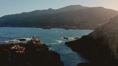 Kaliforniya, Garrapata Eyalet Parkı 'ndaki Soberanes Patikası' ndaki engebeli uçurumlarda altın güneş ışınları parlıyor. Manzaralı 1. Otoyol boyunca çekilen bu kıyı manzarası Big Sur 'un vahşi güzelliğini vurguluyor.