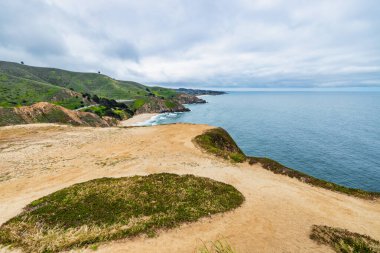 Dramatik okyanus kayalıkları ve bereketli sahil tepeleri. Devils Bunker manzaralı, Gray Whale Cove State Beach yakınlarında California manzaralı 1..