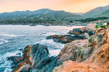 Kaliforniya, Big Sur yakınlarındaki Garrapata Eyalet Parkı 'nda manzaralı bir sahil manzarası, engebeli uçurumlar, canlı bitkiler ve açık bir bahar gününde Pasifik Okyanusu boyunca uzanan ikonik 1.