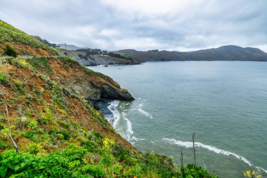 Marin Burunları, Kaliforniya 'da Pasifik Okyanusu' nun yukarısındaki engebeli uçurumlarda Bonita Deniz Feneri noktası. 1. Karayolu yakınlarındaki ikonik kıyı şeridi, çarpan dalgalar ve dramatik deniz manzaralı.