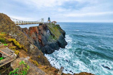 Marin Burunları, Kaliforniya 'da Pasifik Okyanusu' nun yukarısındaki engebeli uçurumlarda Bonita Deniz Feneri noktası. 1. Karayolu yakınlarındaki ikonik kıyı şeridi, çarpan dalgalar ve dramatik deniz manzaralı.