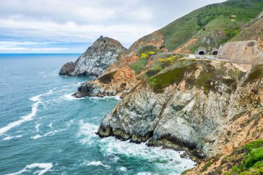 Dramatik okyanus kayalıkları ve bereketli sahil tepeleri. Devils Bunker manzaralı, Gray Whale Cove State Beach yakınlarında California manzaralı 1..