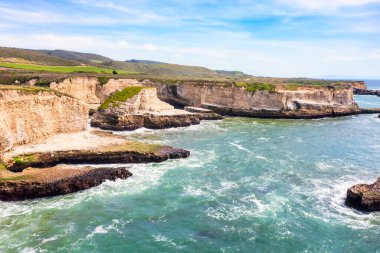 Engebeli uçurumlar ve turkuaz sular Davenport, California 'nın sahil güzelliğini tanımlar. Bu hava görüntüsü, Santa Cruz 'un kuzeyindeki Pasifik Okyanusu boyunca dramatik kaya oluşumlarını yakalar.