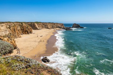 California 'daki Panther Sahili' nde turkuaz dalgalar, altın kum ve dramatik uçurumlar var. Açık bir bahar gününde yukarıdan görüldü.