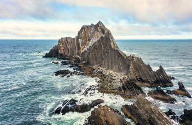 Pacifica yakınlarındaki California sahilindeki San Pedro Kayası 'nın havadan görüntüsü. Pasifik Okyanusu 'ndan keskin çizgili uçurumlar, engebeli dokular, deniz kuşları ve sisli atmosfer vahşi bir sahil manzarası yaratır.