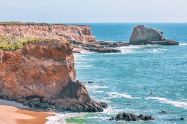 California 'daki Panther Sahili' nde turkuaz dalgalar, altın kum ve dramatik uçurumlar var. Açık bir bahar gününde yukarıdan görüldü.
