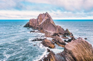Pacifica yakınlarındaki California sahilindeki San Pedro Kayası 'nın havadan görüntüsü. Pasifik Okyanusu 'ndan keskin çizgili uçurumlar, engebeli dokular, deniz kuşları ve sisli atmosfer vahşi bir sahil manzarası yaratır.