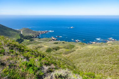 Kaliforniya, Big Sur 'daki Soberanes Kanyonu' nun nefes kesici kıyı manzarası Pasifik Okyanusu 'nun engebeli uçurumları ve 1. Otoyol yakınlarındaki yemyeşil tepeleri gösteriyor.
