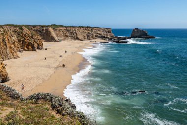 California 'daki Panther Sahili' nde turkuaz dalgalar, altın kum ve dramatik uçurumlar var. Açık bir bahar gününde yukarıdan görüldü.