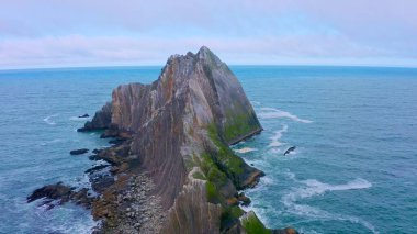Pacifica yakınlarındaki California sahilindeki San Pedro Kayası 'nın havadan görüntüsü. Pasifik Okyanusu 'ndan keskin çizgili uçurumlar, engebeli dokular, deniz kuşları ve sisli atmosfer vahşi bir sahil manzarası yaratır.