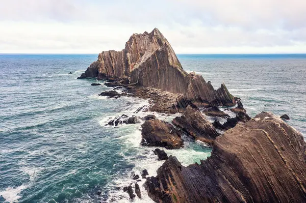 Pacifica yakınlarındaki California sahilindeki San Pedro Kayası 'nın havadan görüntüsü. Pasifik Okyanusu 'ndan keskin çizgili uçurumlar, engebeli dokular, deniz kuşları ve sisli atmosfer vahşi bir sahil manzarası yaratır.