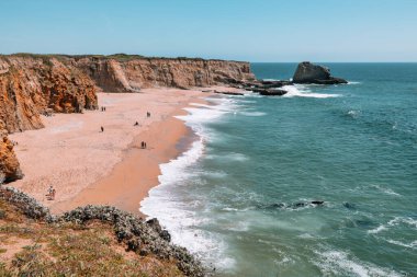 California 'daki Panther Sahili' nde turkuaz dalgalar, altın kum ve dramatik uçurumlar var. Açık bir bahar gününde yukarıdan görüldü.