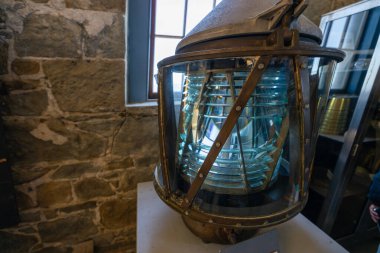 16 Ağustos 2025, Big Sur, ABD tarihi Fresnel lensi Point Sur Deniz Feneri, Kaliforniya. Bir zamanlar gemilere rehberlik eden antika denizcilik teknolojisi şimdi bir müze sergisi olarak korunuyor.