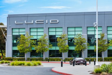 19 Temmuz 2025, Newark USA - Kaliforniya 'daki Lucid Motors merkez binası ön cephesinde logosu olan ve modern EV teknolojisini ve yenilikçi otomotiv tasarımını temsil eden Lucid Air elektrikli arabasını park etti.