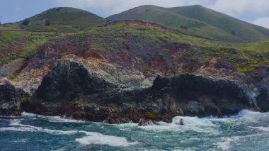 Big Sur California, 1. Karayolu boyunca uzanan engebeli Pasifik sahil şeridinin video görüntüleri. Kayalık kayalıklar, çarpan okyanus dalgaları ve vahşi Kaliforniya sahili manzarası.