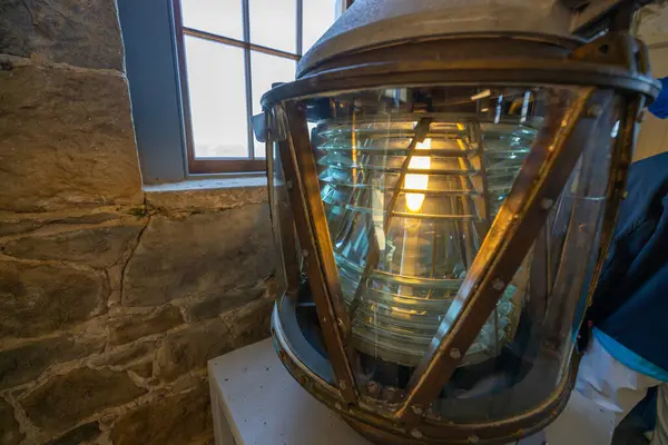 16 Ağustos 2025, Big Sur, ABD tarihi Fresnel lensi Point Sur Deniz Feneri, Kaliforniya. Bir zamanlar gemilere rehberlik eden antika denizcilik teknolojisi şimdi bir müze sergisi olarak korunuyor.