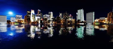 Gece su üzerinde New York gibi bir şehrin 3D görüntüsü