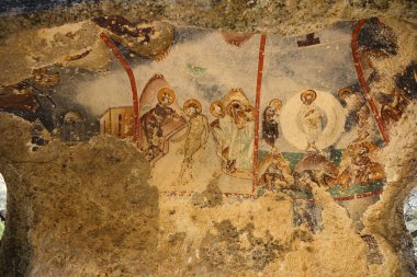 Milas, Mugla, Türkiye. 10 Eylül 2022: Bafa Gölü yakınlarındaki Glyaka köyünden 2 kilometre uzaklıktaki Yediler Manastırı, dikkat çeken yürüyüş yolları arasında yer alıyor. 