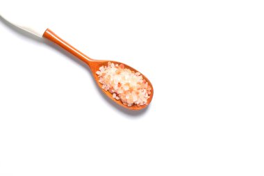 İzole edilmiş beyaz arka planda Himalaya tuzu. Himalaya tuzu kepçenin içinde