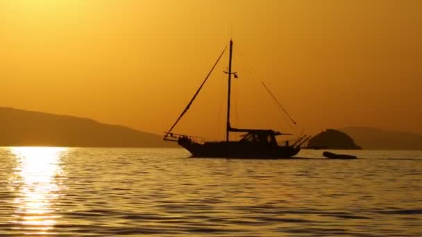 航海船在海上 海景金色的日出在海面上 在日出时间航行的游艇 海景尽收眼底 有一艘漂亮的帆船 乘帆船航行的观光游艇 — 图库视频影像
