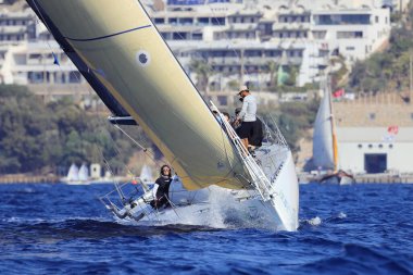 Bodrum, Hindi. 05 Kasım 2022: Yelkenliler Ege Denizi 'nin mavi sularında, ünlü tatil beldesi Bodrum' un kıyılarında rüzgarlı havada yelken açıyorlar..