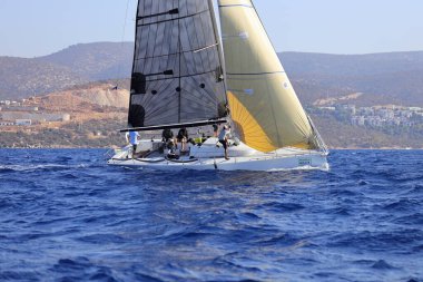 Bodrum, Hindi. 05 Kasım 2022: Yelkenliler Ege Denizi 'nin mavi sularında, ünlü tatil beldesi Bodrum' un kıyılarında rüzgarlı havada yelken açıyorlar..