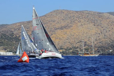 Bodrum, Hindi. 05 Kasım 2022: Yelkenliler Ege Denizi 'nin mavi sularında, ünlü tatil beldesi Bodrum' un kıyılarında rüzgarlı havada yelken açıyorlar..