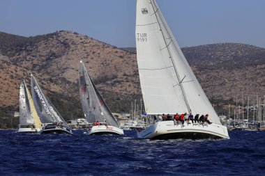 Bodrum, Hindi. 05 Kasım 2022: Yelkenliler Ege Denizi 'nin mavi sularında, ünlü tatil beldesi Bodrum' un kıyılarında rüzgarlı havada yelken açıyorlar..