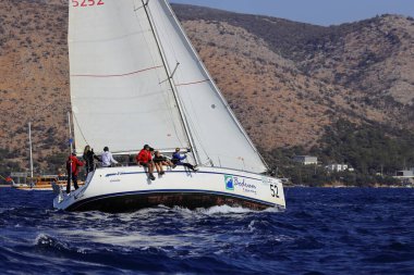 Bodrum, Hindi. 05 Kasım 2022: Yelkenliler Ege Denizi 'nin mavi sularında, ünlü tatil beldesi Bodrum' un kıyılarında rüzgarlı havada yelken açıyorlar..