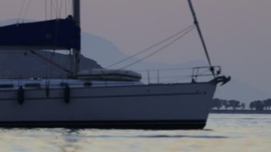 Sahilde bir yelkenli. (Seçici Odaklanma)