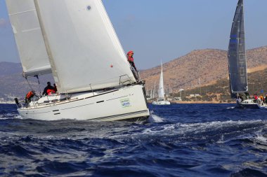 Bodrum, Hindi. 05 Kasım 2022: Yelkenliler Ege Denizi 'nin mavi sularında, ünlü tatil beldesi Bodrum' un kıyılarında rüzgarlı havada yelken açıyorlar..
