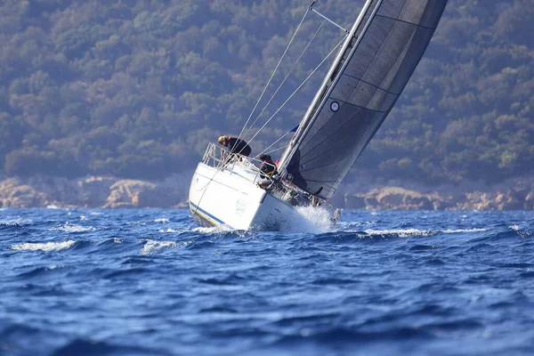 トルコのボドルム 2022年11月5日 エーゲ海の青い海の風が吹く中 有名な休日の目的地の海岸で帆船が出航 Bodrum — ストック写真