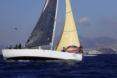 Bodrum, Hindi. 05 Kasım 2022: Yelkenliler Ege Denizi 'nin mavi sularında, ünlü tatil beldesi Bodrum' un kıyılarında rüzgarlı havada yelken açıyorlar..
