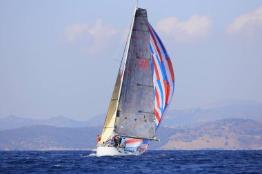 Bodrum, Hindi. 05 Kasım 2022: Yelkenliler Ege Denizi 'nin mavi sularında, ünlü tatil beldesi Bodrum' un kıyılarında rüzgarlı havada yelken açıyorlar..