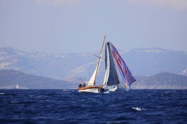 Bodrum, Hindi. 05 Kasım 2022: Yelkenliler Ege Denizi 'nin mavi sularında, ünlü tatil beldesi Bodrum' un kıyılarında rüzgarlı havada yelken açıyorlar..