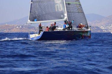 Bodrum, Hindi. 05 Kasım 2022: Yelkenliler Ege Denizi 'nin mavi sularında, ünlü tatil beldesi Bodrum' un kıyılarında rüzgarlı havada yelken açıyorlar..