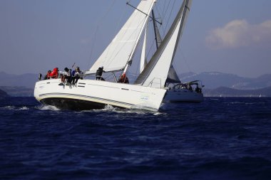 Bodrum, Hindi. 05 Kasım 2022: Yelkenliler Ege Denizi 'nin mavi sularında, ünlü tatil beldesi Bodrum' un kıyılarında rüzgarlı havada yelken açıyorlar..