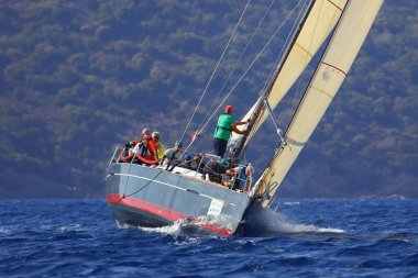 Bodrum, Hindi. 05 Kasım 2022: Yelkenliler Ege Denizi 'nin mavi sularında, ünlü tatil beldesi Bodrum' un kıyılarında rüzgarlı havada yelken açıyorlar..
