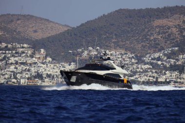 Bodrum, Hindi. 05 Kasım 2022: Lüks tekneler hafta sonu Türkiye 'nin en sevdiği tatil merkezi olan Bodrum' da Ege Denizi 'nde seyahat ediyorlar.