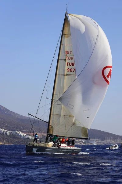 Bodrum Turecko Listopad 2022 Plachetnice Plují Větrného Počasí Modrých Vodách — Stock fotografie