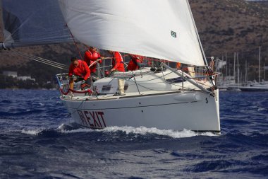 Bodrum, Hindi. 06 Kasım 2022: Yelkenliler Ege Denizi 'nin mavi sularında, ünlü tatil beldesi Bodrum' un kıyılarında rüzgarlı havada yelken açıyorlar..