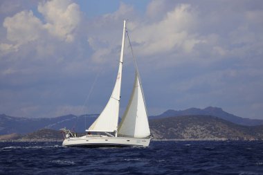 Bodrum, Hindi. 06 Kasım 2022: Yelkenliler Ege Denizi 'nin mavi sularında, ünlü tatil beldesi Bodrum' un kıyılarında rüzgarlı havada yelken açıyorlar..