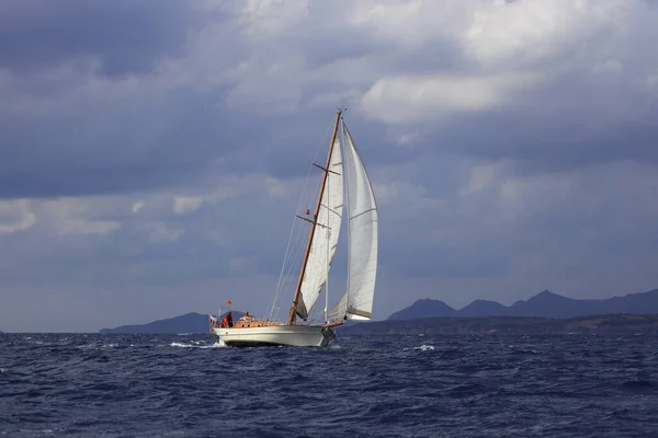 2022年11月6日 トルコのボドルムで伝統的なトルコ船またはガレー船が出航する ボードラムのビーチ近くの観光帆ボート エーゲ海トルコ — ストック写真