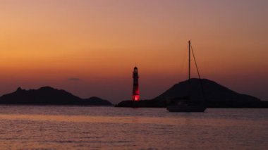 Gün batımında deniz manzarası. Sahildeki deniz feneri. Deniz kenti Turgutreis ve muhteşem gün batımları