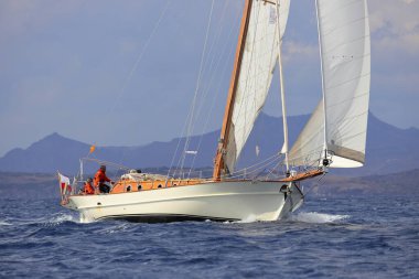 Bodrum, Türkiye, 06 Kasım 2022: Geleneksel Türk teknesi veya Gulet denizde seyrediyor. Ege 'nin Bodrum plajı yakınlarındaki Turistik Yelkenliler. 