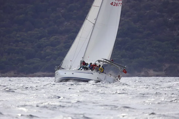 土耳其 Bodrum 2022年11月6日 帆船在爱琴海蓝色水域的大风天气中航行 位于著名度假胜地博德尔的海岸 — 图库照片