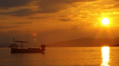 Bodrum, mugla, hindi. 16 Kasım 2022, gün batımında balıkçı teknesinin zincirini denizden çıkardı. siluet resim.