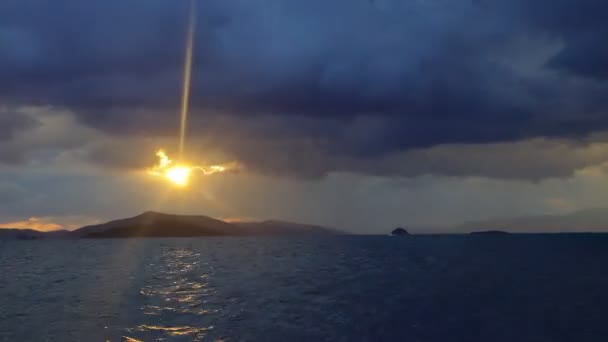 嵐の雲が海を越えて 嵐の前の太陽光の動き Turgutreisの海辺の町と壮大な夕日 4Kのタイムラプス — ストック動画