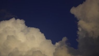 4k zaman geçidi bulutlu güzel mavi gökyüzü. Gökyüzü bulutları.