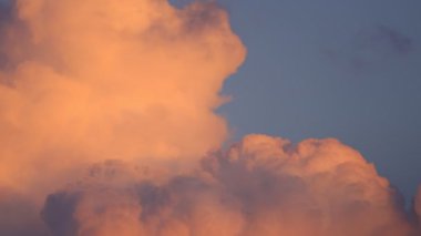 4k zaman geçidi bulutlu güzel mavi gökyüzü. Gökyüzü bulutları.